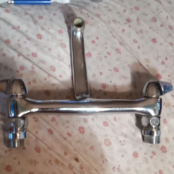 Mid century vintage faucet in great shape - Picture 2 of 8
